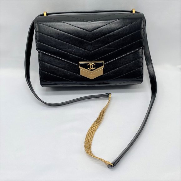 Chanel Black Medal Envelope Flap Bag Chevron Calfskin - Picture 2 of 12